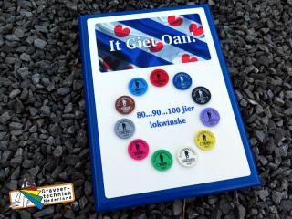 Award Elfstedentocht, ondergrond hout, blauw gespoten en met een witte aluminium bedrukte plaat erop